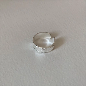 Minimalist S925 sterling silver open ring featuring continuous embossed heart patterns