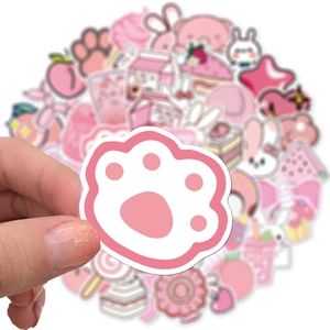Gros plan d'un autocollant patte de chat rose imperméable pour scrapbooking et déco