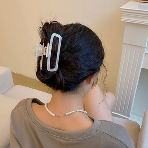 Grande pince à cheveux élégante en acétate nacré pour femme avec coiffure relevée chic