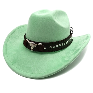 Dettaglio cappello cowboy in camoscio verde menta con testa di toro argento e borchie metallo