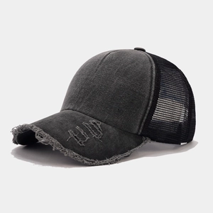 Dettaglio della texture vintage consumata e della rete traspirante sul cappello grigio