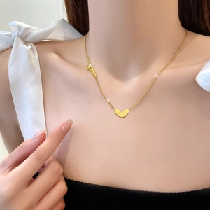 Collana minimalista in acciaio al titanio dorato con pendente a cuore e scritta Love donna