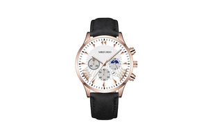Dettaglio di un orologio multifunzione in oro rosa con quadrante bianco e pelle nera