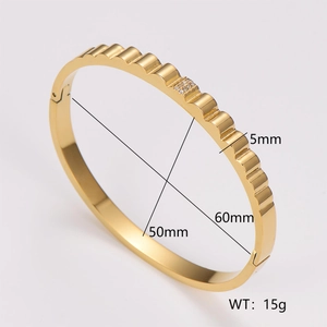 Λεπτομέρεια από επιχρυσωμένο βραχιόλι 18K από ανοξείδωτο ατσάλι με διαμάντια και σχέδιο
