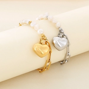 Détail de bracelets en perles et chaînes dorées/argentées avec pendentifs en cœur
