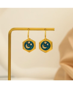 Details von blauen Emaille-Ohrringen mit goldenem Stern-Mond-Muster und Zirkon-Besatz
