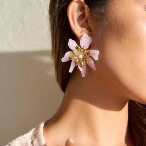 Blumenohrringe aus 18K vergoldetem Edelstahl mit rosa Acryl-Blütenblättern