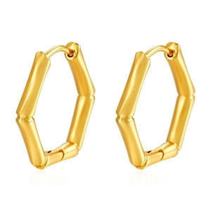 Vue détaillée des boucles d'oreilles hexagonales en bambou doré avec texture en acier