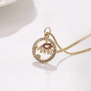 Collana MAMA dorata con labbra in cristallo rosso e zirconi luccicanti da donna