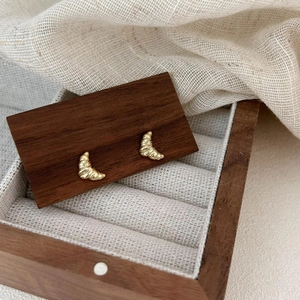 Orecchini a perno a forma di croissant in argento 925 dorato su legno scuro