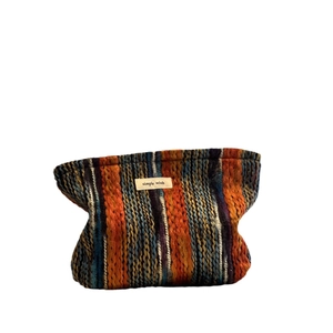 Bohemian gestreifte Strick-Kosmetiktasche mit Webetikett und bunten Farbmustern