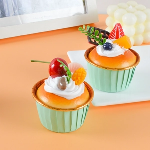 Ρεαλιστικά τεχνητά cupcakes φρούτων σε δίσκο για διακόσμηση και αξεσουάρ φωτογραφίας
