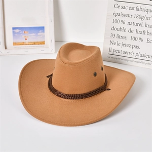Dettaglio di un cappello da cowboy in lana cammello con nastro intrecciato e occhielli