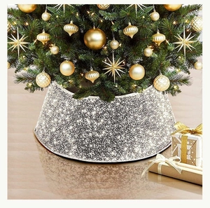 Jupe de sapin de Noël en paillettes argentées scintillantes sous un arbre décoré de fête
