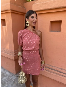 Détail d'une mini robe corail à une épaule avec des pois dorés et taille élastique
