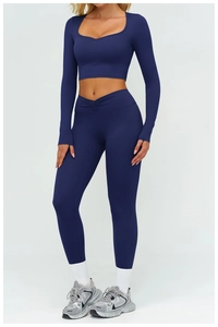 Dettaglio del set yoga blu scuro con leggings a vita alta pieghettati a croce a V