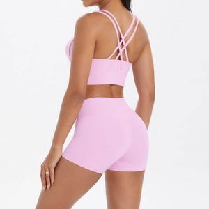 Ensemble de yoga rose avec brassière croisée et short taille haute sur mannequin