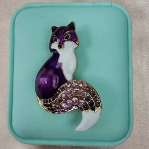 Élégante broche renard violette en émail et cristaux pour costumes et manteaux sur boîte