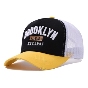 Casquette trucker Brooklyn vieillie avec mesh blanc, noir et jaune de style rétro