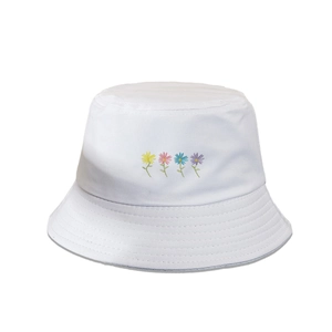 Chapeau bob blanc pour femme avec broderie de quatre fleurs colorées et bord large