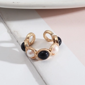 Gros plan détaillé d'une bague vintage en or avec perles et inserts en grès bleu