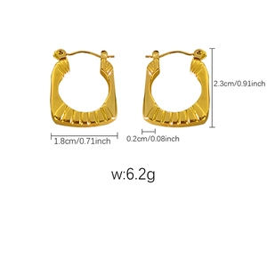 Détail montrant les dimensions des boucles d'oreilles plaquées or 18K et rayures verticales