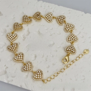 Dettaglio del bracciale a cuore placcato oro 18k con incastonatura di zirconi AAA+