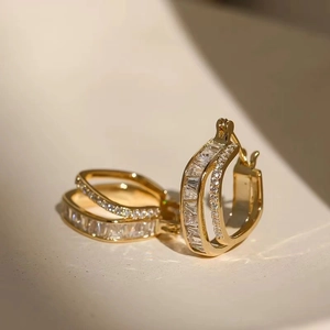 Luxus Mehrlagige Huggie Creolen Kupfer Echtgold Vergoldet Mit Eckigen Baguette Zirkonia Hochwertiger Schmuck Damen