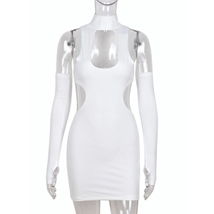 Robe moulante blanche à col montant, découpes et manches longues assorties sur mannequin