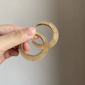 Goldene C-förmige Creolen mit Schildpatt-Leopardenmuster aus Acetat-Harz-Material
