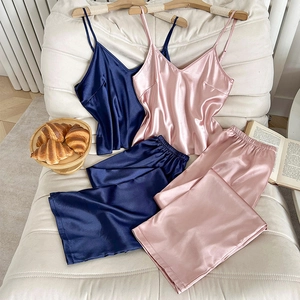 Ensemble pyjama en satin brillant avec caraco et pantalon long en bleu marine et champagne