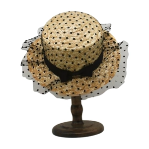 Eleganter Strohhut mit schwarzem Netzschleier und Schleife für Damen am Sommerstrand