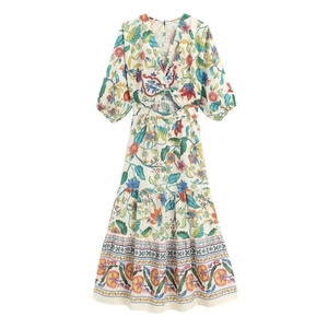 Boho-Maxikleid mit Blumenmuster, V-Ausschnitt, Taillenausschnitt und Puffärmeln in Weiß