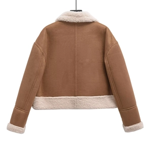 Rückansicht einer braunen Damen-Bikerjacke aus Wildleder mit warmem Lammwollfutter