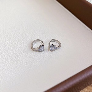 Vue détaillée des boucles d'oreilles étoile en argent avec zircon sur plateau