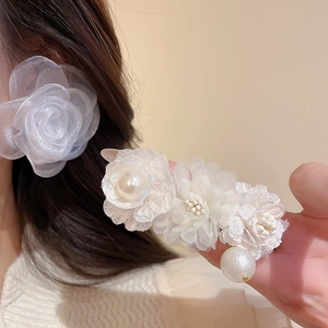 Elegant white mesh flower hair clips set with artificial pearls for hair styling
