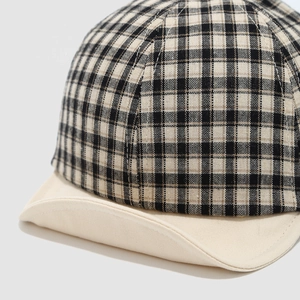 Gorra de bebé a cuadros estilo británico en algodón beige con visera suave de patchwork