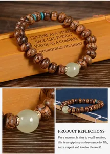 Détails de perles en bois avec pièce centrale en jade et accents bleus sur bambou