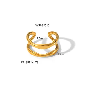 Detailansicht des unregelmäßigen Lavarings in Gold mit 17 mm Innendurchmesser und 10 mm Breite