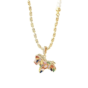 Collana a cavallo placcata oro con gemme colorate e dettaglio perla su sfondo bianco