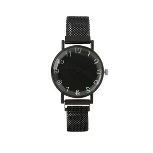 Gros plan détaillé du cadran noir mat avec chiffres dessinés à la main et bracelet en maille