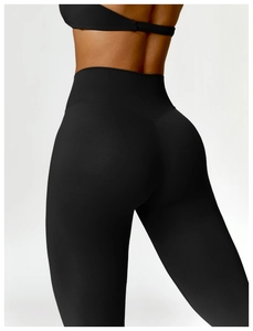 Détail de la coupe en V et de la taille haute sur le legging de yoga noir serré
