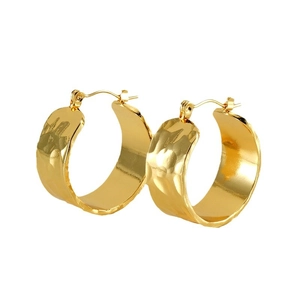 Boucles d'oreilles créoles larges dorées en acier avec texture martelée élégante