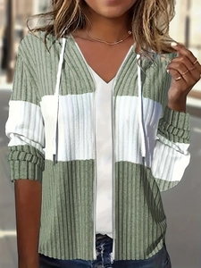 Detail van groen en witte geribbelde hoodie met ritssluiting en trekkoordsluiting