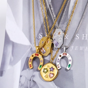 Lucky U-shaped horseshoe and geometric necklaces in gold and silver with colorful zirconia