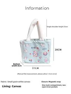 Detailansicht der Cartoon-Canvas-Tasche mit Plüschgriffen und Maßen 31x28x8cm