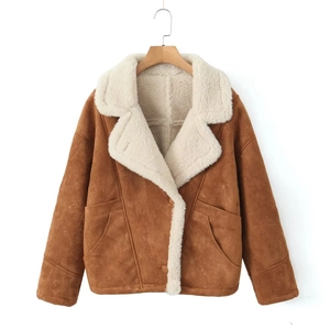 Détail d'une veste en daim marron avec col et doublure en polaire d'agneau blanc doux