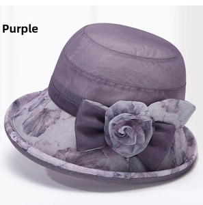Détail du chapeau de soleil violet en maille respirante avec grand nœud et fleurs 3D