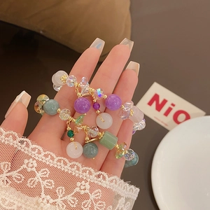 Pulsera de cuentas hecha a mano con piedras lila y verde jade con detalles florales oro