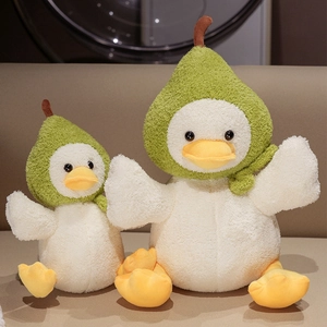 Peluche canard poire mignonne en deux tailles sur un canapé en tissu douillet